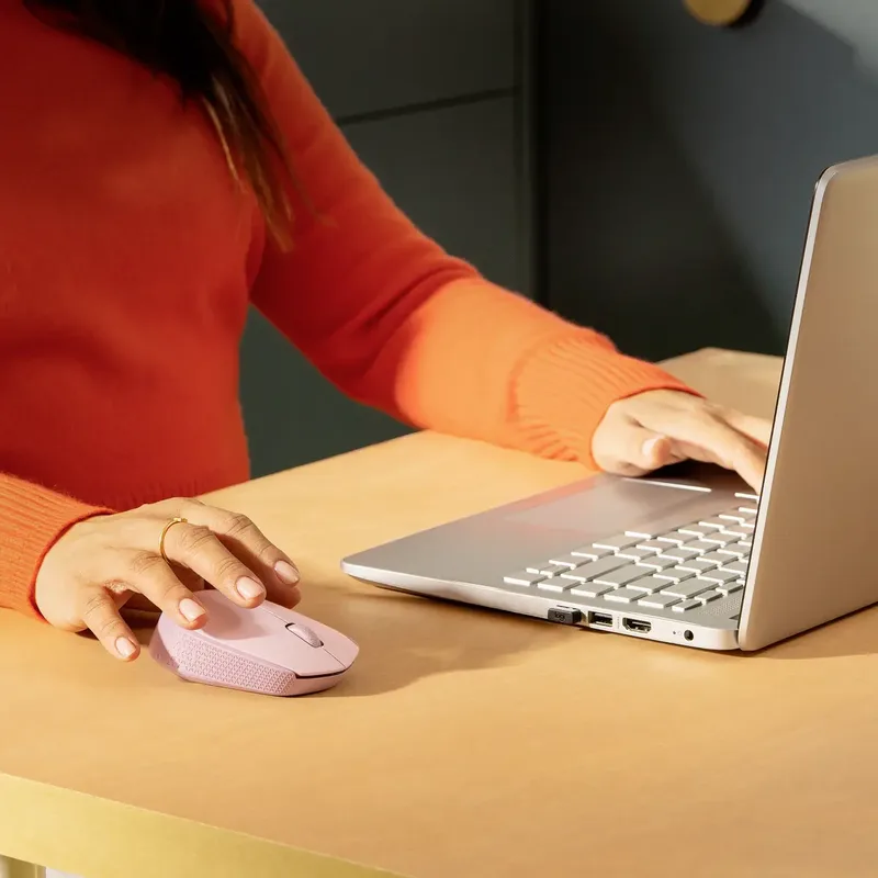 M171 - Draadloze Muis - Geschikt voor PC/Mac - Inclusief USB Mini Receiver - Rose van Logitech, Roze – cover 2 van 3