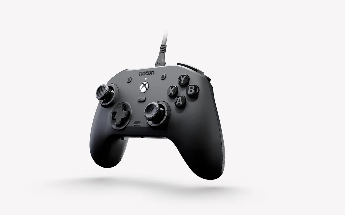 REVO X MAX Controller – Xbox Series X | S / Xbox One / PC – Bedraad – Hall Effect – 1000 Hz van Nacon, Zwart – cover