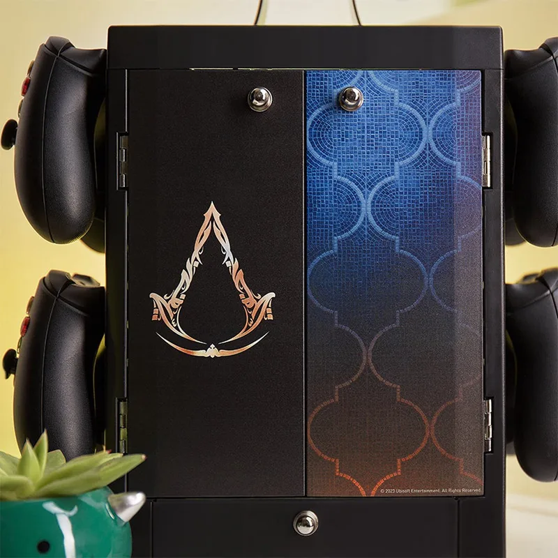 Assassin's Creed Inspired Gaming Locker voor 4 Controllers - 10 Games - Koptelefoon by Numskull Games, Multicolour – cover