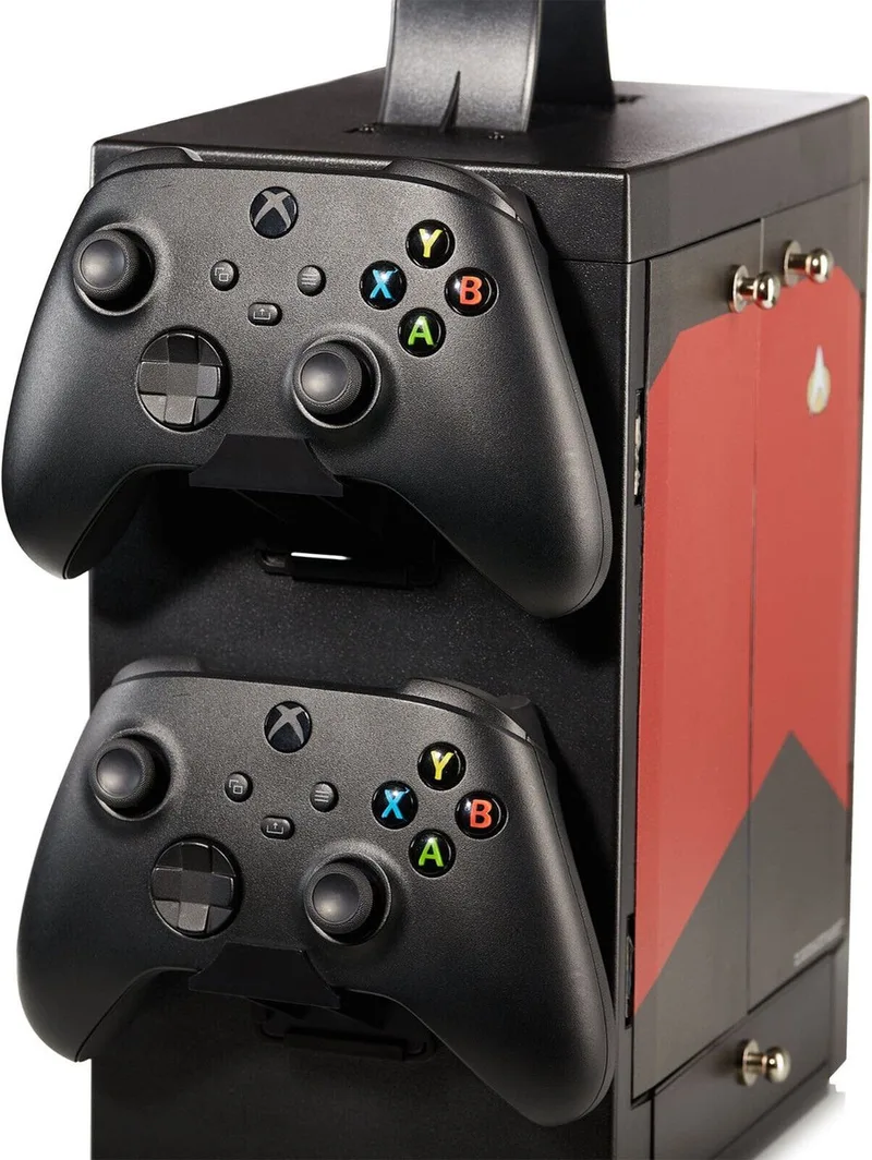 Op Star Trek rood geïnspireerde Gaming Locker voor 4 Controllers - 10 Games - 1 Headset by Numskull Games, Multicolour – cover