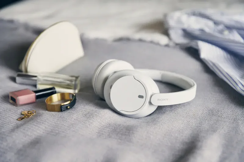 WH-CH720N – Draadloze over-ear koptelefoon met Noise Cancelling by Sony, White – cover 2 of 3